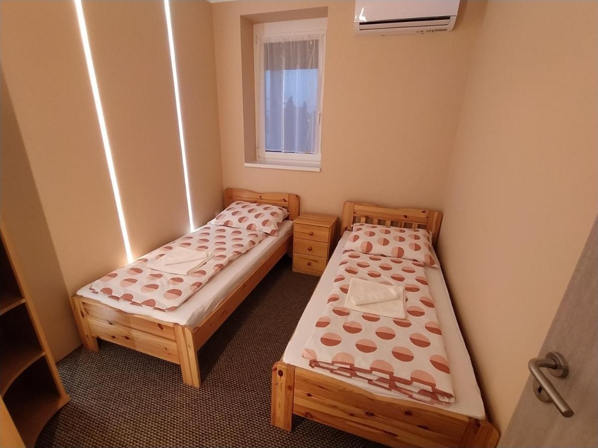 Emmabella Apartmanok Eger Esterno foto