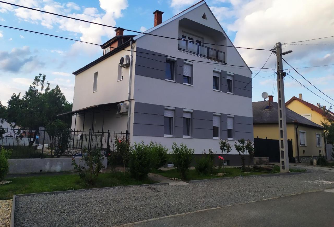 Emmabella Apartmanok Eger Esterno foto